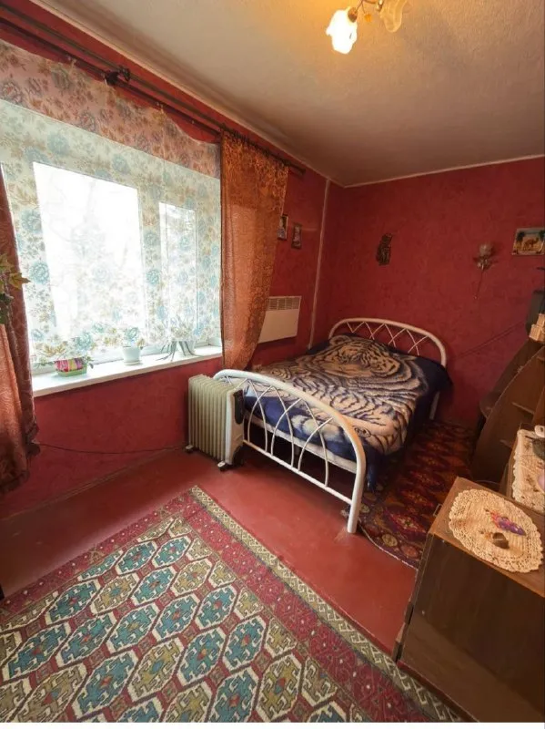 🏡продажа двухкомнатной квартиры г. Торез днр 🌇ул. Николаева, д.31 • этажность–4/5 жилого дома • общая площадь–45.6 м2 • комнаты проходные 19м2-11 м2 • кухня–5.5 м2 • с/у совмещены • балкон застеклён, пластиковые окна • квартира угловая, очень тёплая • состояние жилое, установлен кондиционер • отопление официально обрезано • документы рф 📃без долгов 🔥собственник 💴цена: 2🍋600.000 рублей ☎️+7(963) 782-38-11 📨подписаться - фотография - 3