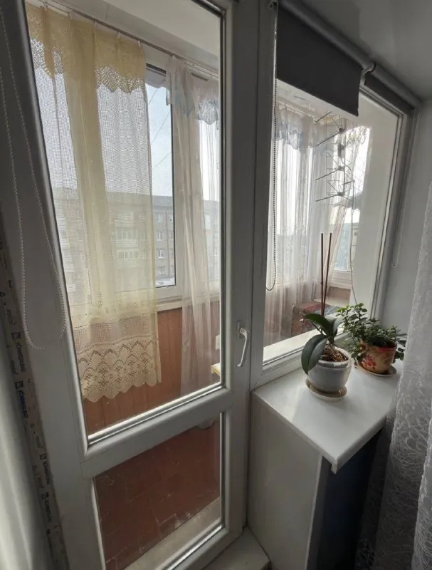 🏡продажа двухкомнатной квартиры г. Торез днр 🌇ул. Николаева, д.31 • этажность–4/5 жилого дома • общая площадь–45.6 м2 • комнаты проходные 19м2-11 м2 • кухня–5.5 м2 • с/у совмещены • балкон застеклён, пластиковые окна • квартира угловая, очень тёплая • состояние жилое, установлен кондиционер • отопление официально обрезано • документы рф 📃без долгов 🔥собственник 💴цена: 2🍋600.000 рублей ☎️+7(963) 782-38-11 📨подписаться - фотография - 4