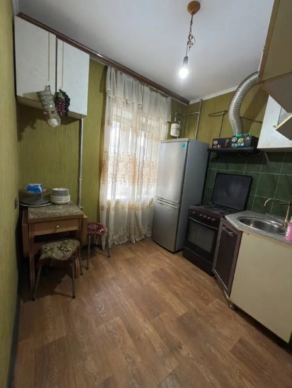 🏡продажа двухкомнатной квартиры г. Торез днр 🌇ул. Николаева, д.31 • этажность–4/5 жилого дома • общая площадь–45.6 м2 • комнаты проходные 19м2-11 м2 • кухня–5.5 м2 • с/у совмещены • балкон застеклён, пластиковые окна • квартира угловая, очень тёплая • состояние жилое, установлен кондиционер • отопление официально обрезано • документы рф 📃без долгов 🔥собственник 💴цена: 2🍋600.000 рублей ☎️+7(963) 782-38-11 📨подписаться - фотография - 5