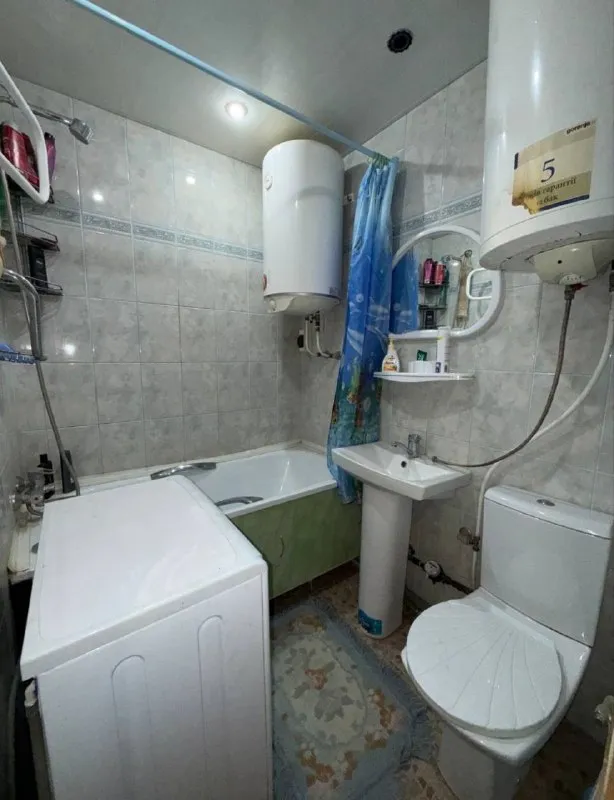 🏡продажа двухкомнатной квартиры г. Торез днр 🌇ул. Николаева, д.31 • этажность–4/5 жилого дома • общая площадь–45.6 м2 • комнаты проходные 19м2-11 м2 • кухня–5.5 м2 • с/у совмещены • балкон застеклён, пластиковые окна • квартира угловая, очень тёплая • состояние жилое, установлен кондиционер • отопление официально обрезано • документы рф 📃без долгов 🔥собственник 💴цена: 2🍋600.000 рублей ☎️+7(963) 782-38-11 📨подписаться - фотография - 6