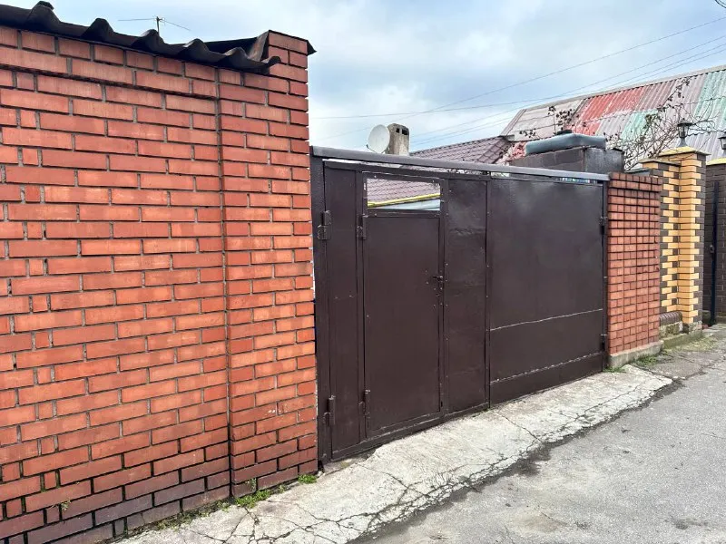 Продаётся уютный жилой дом 🏡 🌇г. Мариуполь, в ильичёвском районе, улица надгорная 📌 ✅дом площадью 61,9 м2 ⛽проведён газ (обеспечивает экономичное отопление и удобство в быту) ✅ровный участок ✅дом в хорошем состоянии, продается с мебелью и техникой 📑 документы зарегистрированы в ростреестре, готовы к сделке👌 - фотография - 1