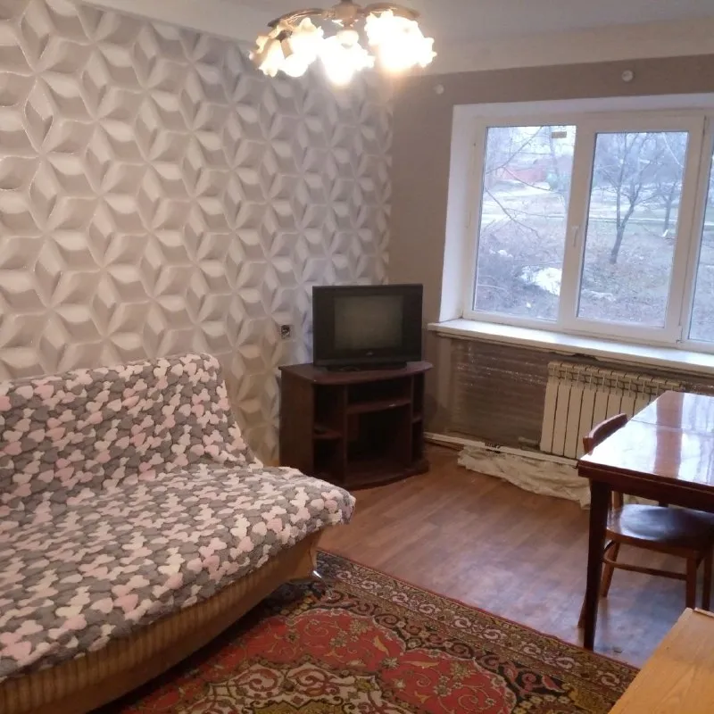 Сдам двухкомнатную квартиру в харцызске на черёмушках. Есть всё необходимое ( интернет, стиральная, автомат, микроволноваяпечь, посуда, мебель) 18000 р мес +79494572162 1 - фотография - 1