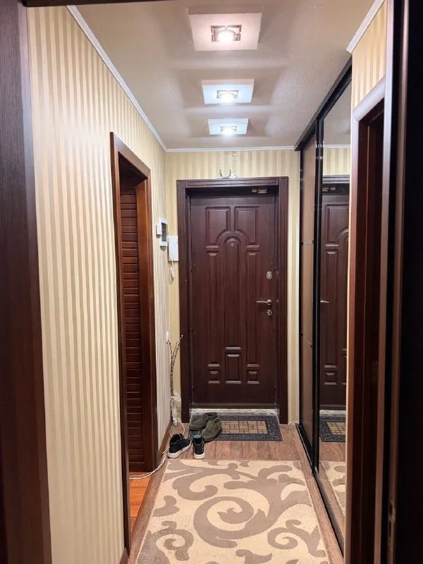 🏡продажа двухкомнатной квартиры 🌇город: харцызск днр 🗺микрорайон черёмушки • рядом школа, детский садик, магазины, аптека, рынок, тц и остановка общественного транспорта 🔥собственник 💴цена: 5🍋000.000 рублей ‼️торг ☎️+7(949) 508-31-98 ☎️+7(949) 524-41-21 📨подписаться - фотография - 1