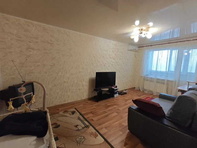 Продам крупногабаритную однокомнатную квартиру кировский район! Стройте свое пространство с агентством недвижимости город. Вы мечтаете - мы реализовываем💫 микрорайон мирный - норд улица скляренко, дом 1 документы готовы к сделке 📌общая площадь квартиры 33 кв. М 📌14-й этаж из 14. 📌кровля не течет, собственник перекрывал крышу сам. 📌есть технический этаж. 📌вода круглосуточно. 📌в квартире выполнен качественный ремонт. 📌установлены пластовые окна. 📌большая застекленная лоджия. 📌коммуникации поменяны. 📌снаружи квартира утеплена остается полностью вся мебель и техника необходимая для комфортного проживания! Дополнительных вложений не требует! Насыщенная инфраструктура: детские сады; школы; продуктовые магазины; супермаркет. Развитая транспортная развязка в любую точку города. Остановки маршрутного такси в шаговой доступности. Стоимость 3 500 000 ₽ ☎️ +79495138558 - фотография - 2