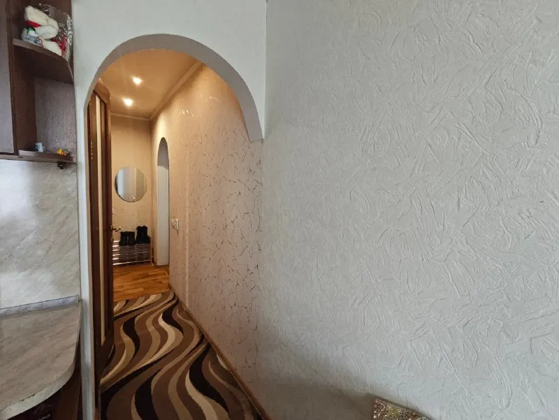 Продам крупногабаритную однокомнатную квартиру кировский район! Стройте свое пространство с агентством недвижимости город. Вы мечтаете - мы реализовываем💫 микрорайон мирный - норд улица скляренко, дом 1 документы готовы к сделке 📌общая площадь квартиры 33 кв. М 📌14-й этаж из 14. 📌кровля не течет, собственник перекрывал крышу сам. 📌есть технический этаж. 📌вода круглосуточно. 📌в квартире выполнен качественный ремонт. 📌установлены пластовые окна. 📌большая застекленная лоджия. 📌коммуникации поменяны. 📌снаружи квартира утеплена остается полностью вся мебель и техника необходимая для комфортного проживания! Дополнительных вложений не требует! Насыщенная инфраструктура: детские сады; школы; продуктовые магазины; супермаркет. Развитая транспортная развязка в любую точку города. Остановки маршрутного такси в шаговой доступности. Стоимость 3 500 000 ₽ ☎️ +79495138558 - фотография - 3