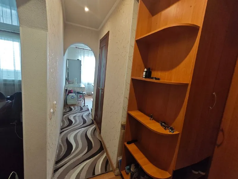 Продам крупногабаритную однокомнатную квартиру кировский район! Стройте свое пространство с агентством недвижимости город. Вы мечтаете - мы реализовываем💫 микрорайон мирный - норд улица скляренко, дом 1 документы готовы к сделке 📌общая площадь квартиры 33 кв. М 📌14-й этаж из 14. 📌кровля не течет, собственник перекрывал крышу сам. 📌есть технический этаж. 📌вода круглосуточно. 📌в квартире выполнен качественный ремонт. 📌установлены пластовые окна. 📌большая застекленная лоджия. 📌коммуникации поменяны. 📌снаружи квартира утеплена остается полностью вся мебель и техника необходимая для комфортного проживания! Дополнительных вложений не требует! Насыщенная инфраструктура: детские сады; школы; продуктовые магазины; супермаркет. Развитая транспортная развязка в любую точку города. Остановки маршрутного такси в шаговой доступности. Стоимость 3 500 000 ₽ ☎️ +79495138558 - фотография - 4