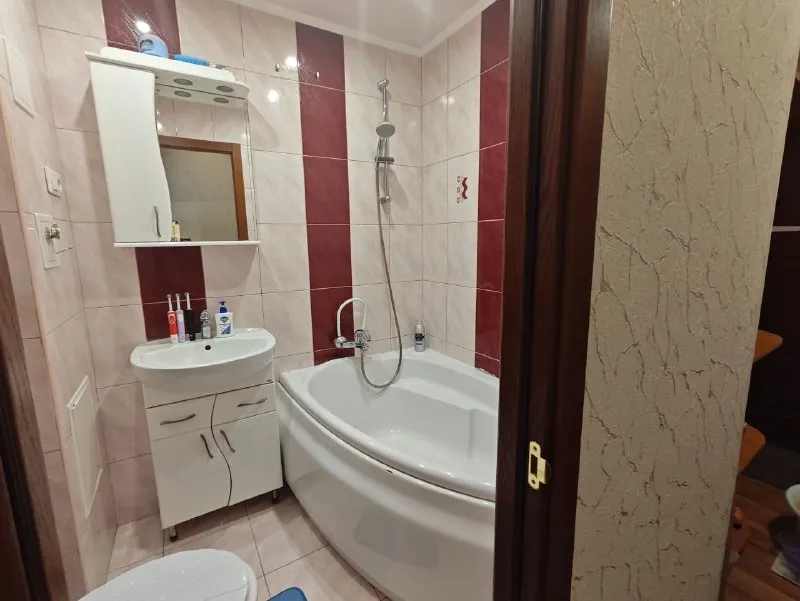 Продам крупногабаритную однокомнатную квартиру кировский район! Стройте свое пространство с агентством недвижимости город. Вы мечтаете - мы реализовываем💫 микрорайон мирный - норд улица скляренко, дом 1 документы готовы к сделке 📌общая площадь квартиры 33 кв. М 📌14-й этаж из 14. 📌кровля не течет, собственник перекрывал крышу сам. 📌есть технический этаж. 📌вода круглосуточно. 📌в квартире выполнен качественный ремонт. 📌установлены пластовые окна. 📌большая застекленная лоджия. 📌коммуникации поменяны. 📌снаружи квартира утеплена остается полностью вся мебель и техника необходимая для комфортного проживания! Дополнительных вложений не требует! Насыщенная инфраструктура: детские сады; школы; продуктовые магазины; супермаркет. Развитая транспортная развязка в любую точку города. Остановки маршрутного такси в шаговой доступности. Стоимость 3 500 000 ₽ ☎️ +79495138558 - фотография - 5