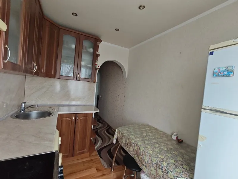 Продам крупногабаритную однокомнатную квартиру кировский район! Стройте свое пространство с агентством недвижимости город. Вы мечтаете - мы реализовываем💫 микрорайон мирный - норд улица скляренко, дом 1 документы готовы к сделке 📌общая площадь квартиры 33 кв. М 📌14-й этаж из 14. 📌кровля не течет, собственник перекрывал крышу сам. 📌есть технический этаж. 📌вода круглосуточно. 📌в квартире выполнен качественный ремонт. 📌установлены пластовые окна. 📌большая застекленная лоджия. 📌коммуникации поменяны. 📌снаружи квартира утеплена остается полностью вся мебель и техника необходимая для комфортного проживания! Дополнительных вложений не требует! Насыщенная инфраструктура: детские сады; школы; продуктовые магазины; супермаркет. Развитая транспортная развязка в любую точку города. Остановки маршрутного такси в шаговой доступности. Стоимость 3 500 000 ₽ ☎️ +79495138558 - фотография - 6