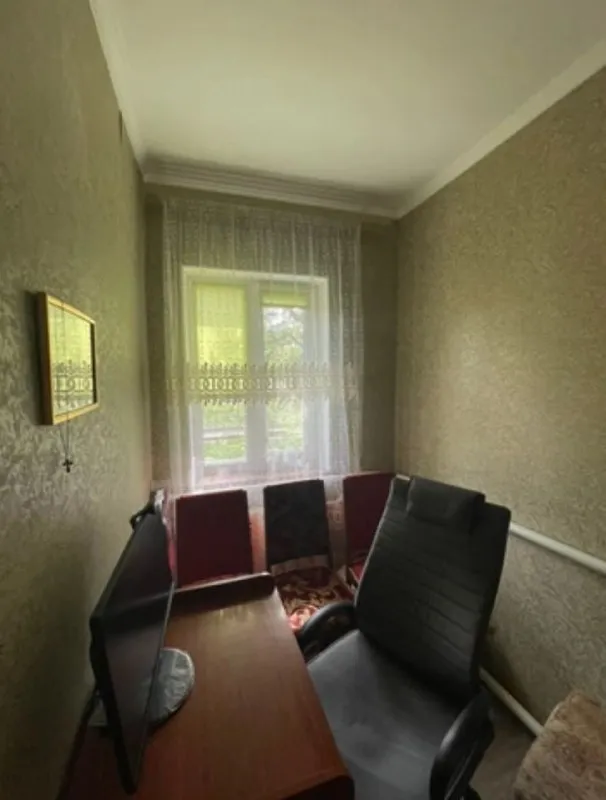 🏡продам газифицированный дом 🏙️город: харцызск днр 🗺ориентир: район 5-й школы, магазин анастасия, трест • земельный участок 6-ть соток (приватизирован) • площадь дома–61м2 + пристройка к дому–31 м2 4-ре жилые комнаты 2-две гостиные, 2-спальни, кухня, прихожая, санузел • окна пластиковые, дом литой, утеплен, центральная канализация, водопровод • канализация - пластик, имеется колодец • двор - бетон • гараж 📃документы готовы 🔥собственник 💴цена: 6🍋800.000 рублей 📍торг ☎️+7(949) 404-51-48 вацап, телеграм 📨подписаться - фотография - 1