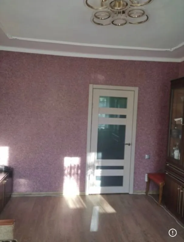 🏡продам газифицированный дом 🏙️город: харцызск днр 🗺ориентир: район 5-й школы, магазин анастасия, трест • земельный участок 6-ть соток (приватизирован) • площадь дома–61м2 + пристройка к дому–31 м2 4-ре жилые комнаты 2-две гостиные, 2-спальни, кухня, прихожая, санузел • окна пластиковые, дом литой, утеплен, центральная канализация, водопровод • канализация - пластик, имеется колодец • двор - бетон • гараж 📃документы готовы 🔥собственник 💴цена: 6🍋800.000 рублей 📍торг ☎️+7(949) 404-51-48 вацап, телеграм 📨подписаться - фотография - 3