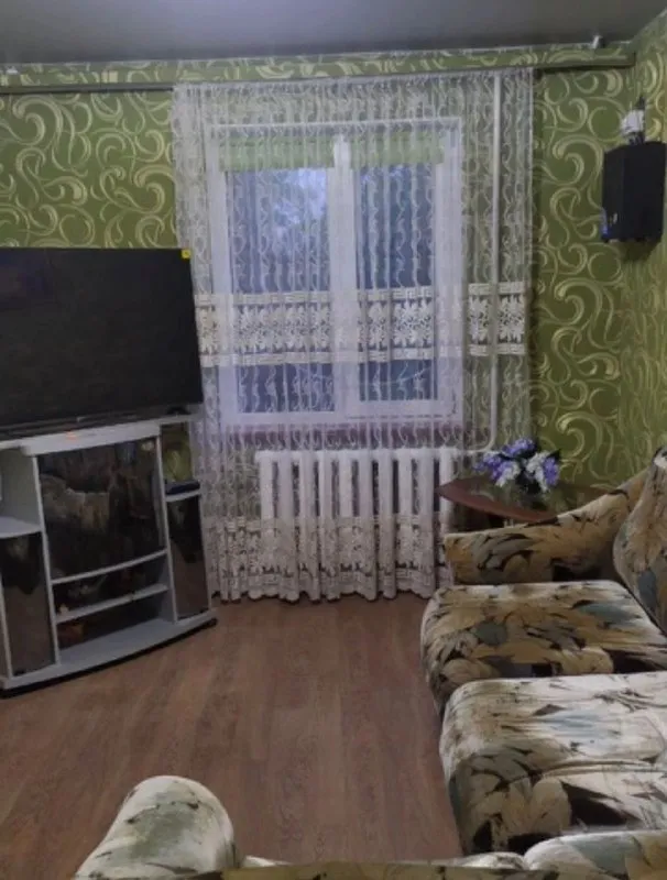 🏡продам газифицированный дом 🏙️город: харцызск днр 🗺ориентир: район 5-й школы, магазин анастасия, трест • земельный участок 6-ть соток (приватизирован) • площадь дома–61м2 + пристройка к дому–31 м2 4-ре жилые комнаты 2-две гостиные, 2-спальни, кухня, прихожая, санузел • окна пластиковые, дом литой, утеплен, центральная канализация, водопровод • канализация - пластик, имеется колодец • двор - бетон • гараж 📃документы готовы 🔥собственник 💴цена: 6🍋800.000 рублей 📍торг ☎️+7(949) 404-51-48 вацап, телеграм 📨подписаться - фотография - 4