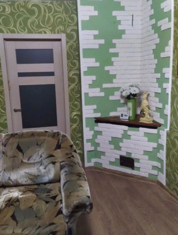 🏡продам газифицированный дом 🏙️город: харцызск днр 🗺ориентир: район 5-й школы, магазин анастасия, трест • земельный участок 6-ть соток (приватизирован) • площадь дома–61м2 + пристройка к дому–31 м2 4-ре жилые комнаты 2-две гостиные, 2-спальни, кухня, прихожая, санузел • окна пластиковые, дом литой, утеплен, центральная канализация, водопровод • канализация - пластик, имеется колодец • двор - бетон • гараж 📃документы готовы 🔥собственник 💴цена: 6🍋800.000 рублей 📍торг ☎️+7(949) 404-51-48 вацап, телеграм 📨подписаться - фотография - 5