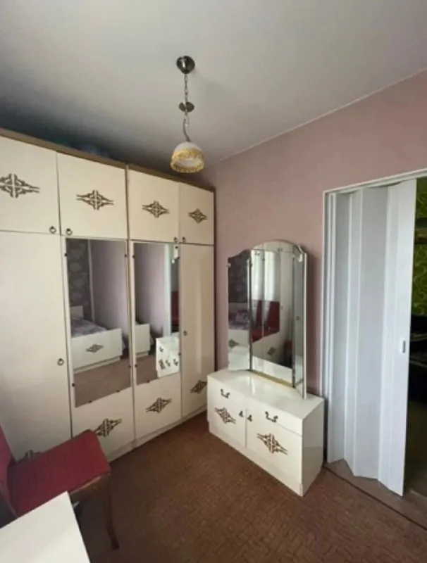 🏡продам газифицированный дом 🏙️город: харцызск днр 🗺ориентир: район 5-й школы, магазин анастасия, трест • земельный участок 6-ть соток (приватизирован) • площадь дома–61м2 + пристройка к дому–31 м2 4-ре жилые комнаты 2-две гостиные, 2-спальни, кухня, прихожая, санузел • окна пластиковые, дом литой, утеплен, центральная канализация, водопровод • канализация - пластик, имеется колодец • двор - бетон • гараж 📃документы готовы 🔥собственник 💴цена: 6🍋800.000 рублей 📍торг ☎️+7(949) 404-51-48 вацап, телеграм 📨подписаться - фотография - 6