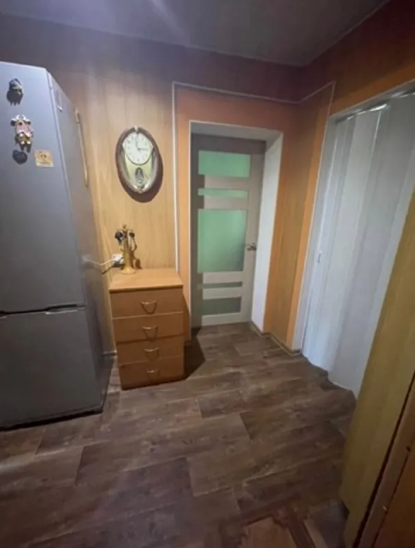 🏡продам газифицированный дом 🏙️город: харцызск днр 🗺ориентир: район 5-й школы, магазин анастасия, трест • земельный участок 6-ть соток (приватизирован) • площадь дома–61м2 + пристройка к дому–31 м2 4-ре жилые комнаты 2-две гостиные, 2-спальни, кухня, прихожая, санузел • окна пластиковые, дом литой, утеплен, центральная канализация, водопровод • канализация - пластик, имеется колодец • двор - бетон • гараж 📃документы готовы 🔥собственник 💴цена: 6🍋800.000 рублей 📍торг ☎️+7(949) 404-51-48 вацап, телеграм 📨подписаться - фотография - 8