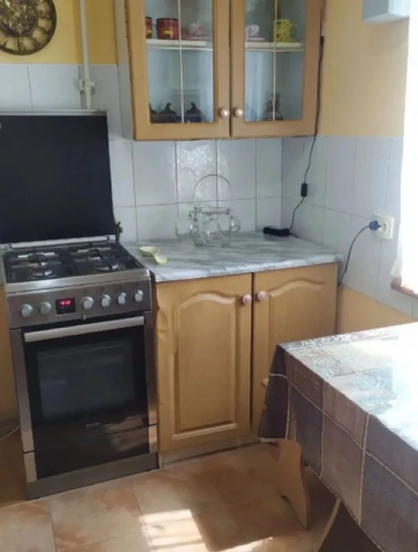 🏡продам газифицированный дом 🏙️город: харцызск днр 🗺ориентир: район 5-й школы, магазин анастасия, трест • земельный участок 6-ть соток (приватизирован) • площадь дома–61м2 + пристройка к дому–31 м2 4-ре жилые комнаты 2-две гостиные, 2-спальни, кухня, прихожая, санузел • окна пластиковые, дом литой, утеплен, центральная канализация, водопровод • канализация - пластик, имеется колодец • двор - бетон • гараж 📃документы готовы 🔥собственник 💴цена: 6🍋800.000 рублей 📍торг ☎️+7(949) 404-51-48 вацап, телеграм 📨подписаться - фотография - 9
