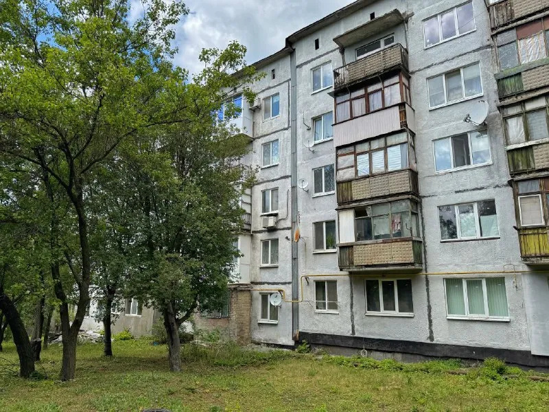 🏡продажа 2-двухкомнатной квартиры 🏙️город: ясиноватая днр 🗺микрорайон зорька • этажность–1/5 жилого дома • общая площадь–41.6 м2 • кухня–6.5 м2 • высота потолков–2.55 м • квартира не угловая • окна пластиковые • санузел раздельный • есть своя кладовая в подвальном помещении • вода круглосуточно • рядом магазин, аптека, детский садик, школа и остановка общественного транспорта • документы готовы 🔥собственник 💴цена: 2🍋200.000 рублей ☎️+7(949) 341-88-03 андрей 📨подписаться - фотография - 2