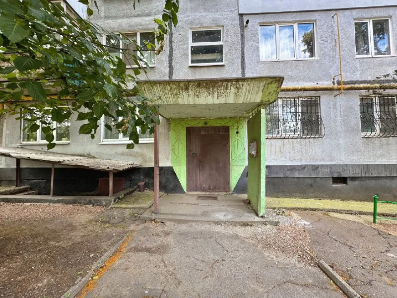 🏡продажа 2-двухкомнатной квартиры 🏙️город: ясиноватая днр 🗺микрорайон зорька • этажность–1/5 жилого дома • общая площадь–41.6 м2 • кухня–6.5 м2 • высота потолков–2.55 м • квартира не угловая • окна пластиковые • санузел раздельный • есть своя кладовая в подвальном помещении • вода круглосуточно • рядом магазин, аптека, детский садик, школа и остановка общественного транспорта • документы готовы 🔥собственник 💴цена: 2🍋200.000 рублей ☎️+7(949) 341-88-03 андрей 📨подписаться - фотография - 3