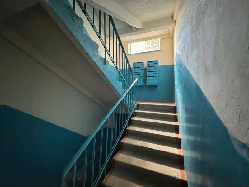 🏡продажа 2-двухкомнатной квартиры 🏙️город: ясиноватая днр 🗺микрорайон зорька • этажность–1/5 жилого дома • общая площадь–41.6 м2 • кухня–6.5 м2 • высота потолков–2.55 м • квартира не угловая • окна пластиковые • санузел раздельный • есть своя кладовая в подвальном помещении • вода круглосуточно • рядом магазин, аптека, детский садик, школа и остановка общественного транспорта • документы готовы 🔥собственник 💴цена: 2🍋200.000 рублей ☎️+7(949) 341-88-03 андрей 📨подписаться - фотография - 4