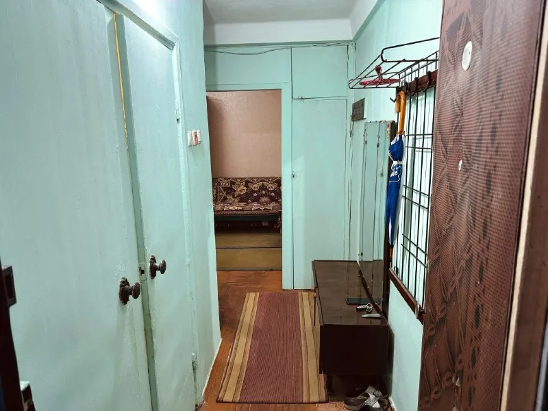 🏡продажа 2-двухкомнатной квартиры 🏙️город: ясиноватая днр 🗺микрорайон зорька • этажность–1/5 жилого дома • общая площадь–41.6 м2 • кухня–6.5 м2 • высота потолков–2.55 м • квартира не угловая • окна пластиковые • санузел раздельный • есть своя кладовая в подвальном помещении • вода круглосуточно • рядом магазин, аптека, детский садик, школа и остановка общественного транспорта • документы готовы 🔥собственник 💴цена: 2🍋200.000 рублей ☎️+7(949) 341-88-03 андрей 📨подписаться - фотография - 5