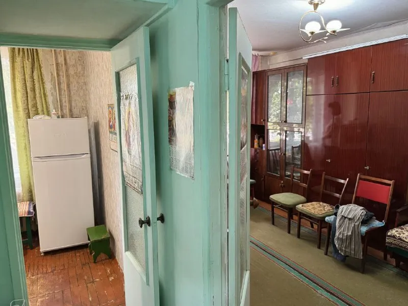 🏡продажа 2-двухкомнатной квартиры 🏙️город: ясиноватая днр 🗺микрорайон зорька • этажность–1/5 жилого дома • общая площадь–41.6 м2 • кухня–6.5 м2 • высота потолков–2.55 м • квартира не угловая • окна пластиковые • санузел раздельный • есть своя кладовая в подвальном помещении • вода круглосуточно • рядом магазин, аптека, детский садик, школа и остановка общественного транспорта • документы готовы 🔥собственник 💴цена: 2🍋200.000 рублей ☎️+7(949) 341-88-03 андрей 📨подписаться - фотография - 6