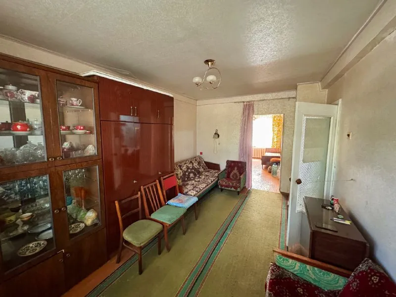 🏡продажа 2-двухкомнатной квартиры 🏙️город: ясиноватая днр 🗺микрорайон зорька • этажность–1/5 жилого дома • общая площадь–41.6 м2 • кухня–6.5 м2 • высота потолков–2.55 м • квартира не угловая • окна пластиковые • санузел раздельный • есть своя кладовая в подвальном помещении • вода круглосуточно • рядом магазин, аптека, детский садик, школа и остановка общественного транспорта • документы готовы 🔥собственник 💴цена: 2🍋200.000 рублей ☎️+7(949) 341-88-03 андрей 📨подписаться - фотография - 8