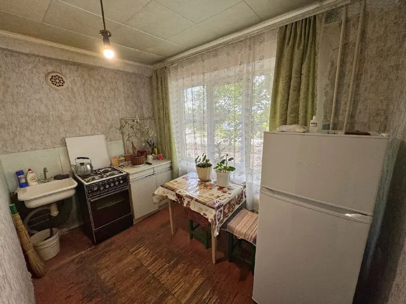 🏡продажа 2-двухкомнатной квартиры 🏙️город: ясиноватая днр 🗺микрорайон зорька • этажность–1/5 жилого дома • общая площадь–41.6 м2 • кухня–6.5 м2 • высота потолков–2.55 м • квартира не угловая • окна пластиковые • санузел раздельный • есть своя кладовая в подвальном помещении • вода круглосуточно • рядом магазин, аптека, детский садик, школа и остановка общественного транспорта • документы готовы 🔥собственник 💴цена: 2🍋200.000 рублей ☎️+7(949) 341-88-03 андрей 📨подписаться - фотография - 9