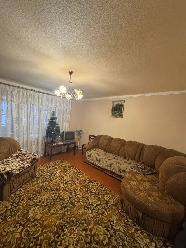 Продам 2 комн. Квартиру г. Зугрэс ✅этаж 2/9 ✅площадь 54м2 продам 2х ком. Квартиру г. Зугрэс. 2-й этаж 9-ти этажного дома. Комнаты раздельные, не угловая, есть балкон. Автономное отопление (газовый котел), накопительный бак, бойлер. Квартира требует косметический ремонт. Остаётся вся мебель и техника. Тихий спокойный двор. Собственник, документы готовы. 💰 цена 2 100 000 по всем интересующим вопросам обращайтесь по телефону ☎+7 949 341 93 00 сергей ▪️ недвижимость большого харцызска 👈 подписаться ▪️ разместить объявление ▪️ обсудить - фотография - 1