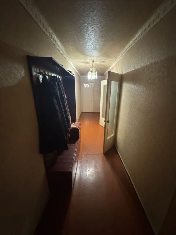 Продам 2 комн. Квартиру г. Зугрэс ✅этаж 2/9 ✅площадь 54м2 продам 2х ком. Квартиру г. Зугрэс. 2-й этаж 9-ти этажного дома. Комнаты раздельные, не угловая, есть балкон. Автономное отопление (газовый котел), накопительный бак, бойлер. Квартира требует косметический ремонт. Остаётся вся мебель и техника. Тихий спокойный двор. Собственник, документы готовы. 💰 цена 2 100 000 по всем интересующим вопросам обращайтесь по телефону ☎+7 949 341 93 00 сергей ▪️ недвижимость большого харцызска 👈 подписаться ▪️ разместить объявление ▪️ обсудить - фотография - 4