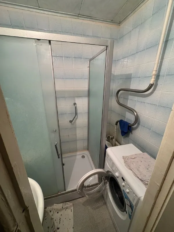 Продам 2 комн. Квартиру г. Зугрэс ✅этаж 2/9 ✅площадь 54м2 продам 2х ком. Квартиру г. Зугрэс. 2-й этаж 9-ти этажного дома. Комнаты раздельные, не угловая, есть балкон. Автономное отопление (газовый котел), накопительный бак, бойлер. Квартира требует косметический ремонт. Остаётся вся мебель и техника. Тихий спокойный двор. Собственник, документы готовы. 💰 цена 2 100 000 по всем интересующим вопросам обращайтесь по телефону ☎+7 949 341 93 00 сергей ▪️ недвижимость большого харцызска 👈 подписаться ▪️ разместить объявление ▪️ обсудить - фотография - 6