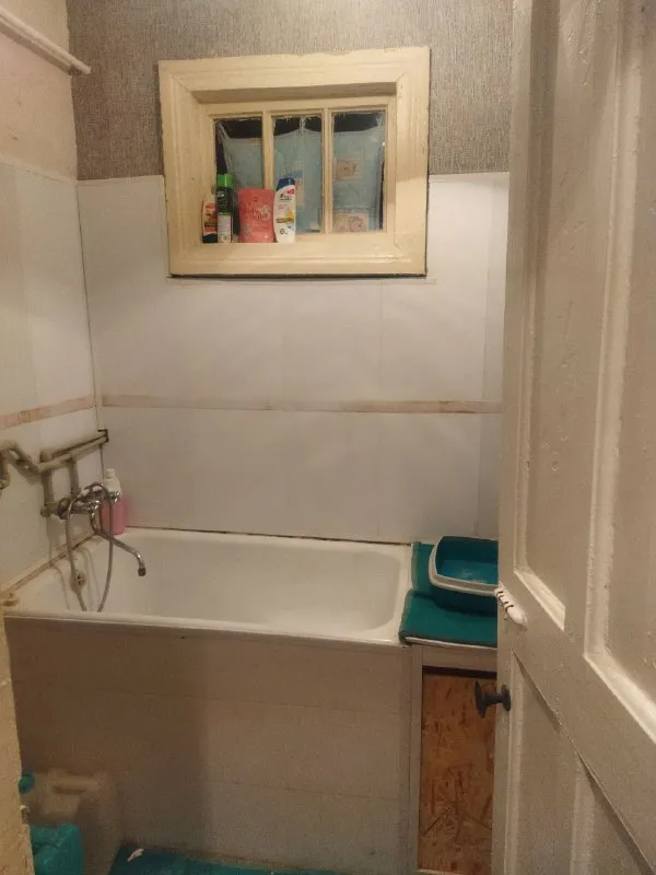 Здравствуйте! Сдам в центре однокомнатную квартиру по улице сеченова, г. Харцызск. Находится в пятиэтажном доме. В пешей доступности садик, школа и все необходимые бытовые магазины. Прошу вас обратить внимание, в квартире нет стиральной машины и холодильника. В перспективе сдаётся на долгий срок. Все вопросы в лс или по указанному номеру телефона. Цена: 15т + коммун. Услуги. Контакты: +7 993 64-58-17 - фотография - 2