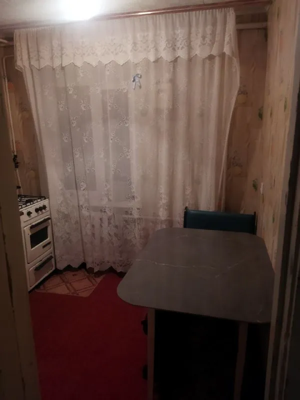 Здравствуйте! Сдам в центре однокомнатную квартиру по улице сеченова, г. Харцызск. Находится в пятиэтажном доме. В пешей доступности садик, школа и все необходимые бытовые магазины. Прошу вас обратить внимание, в квартире нет стиральной машины и холодильника. В перспективе сдаётся на долгий срок. Все вопросы в лс или по указанному номеру телефона. Цена: 15т + коммун. Услуги. Контакты: +7 993 64-58-17 - фотография - 3