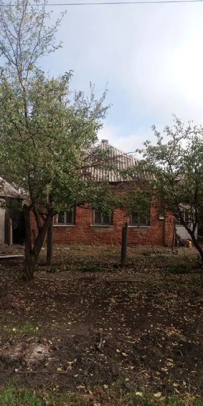 Продается газифицированный дом. Собственник, не агенство! Документы готовы 2 000 000 торг - г. Харцызск, - р-н треста  - земельный участок 5 соток (приватизирован) - s= 70 m2. Дом обложен кирпичом (кухня, прихожая, санузел, веранда, гостиная, зал, 2 спальни), высокие потолки, окна обычные, отопление - агв, газовая колонка, сливная яма, хозпостройки. Счетчики на свет и газ. В шаговой доступности автобусная остановка, 10 минут до автовокзала. Долгов нет, в доме никто не прописан. ☎тел. +7 (949) 412-43-77 виталий 📞 тел. +7 (949) 412-43-74 виктория - фотография - 2