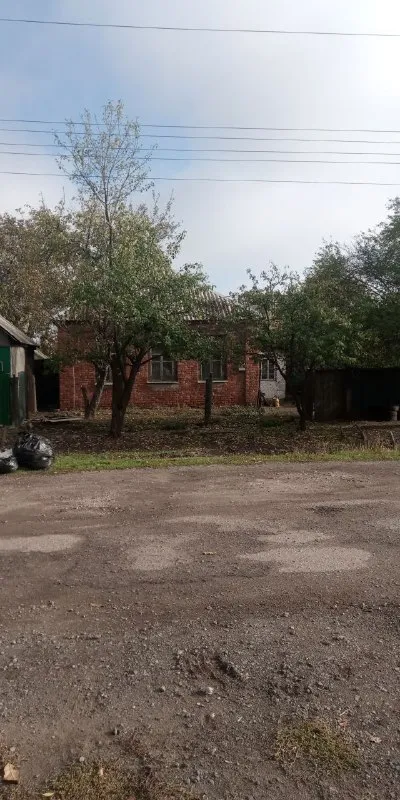 Продается газифицированный дом. Собственник, не агенство! Документы готовы 2 000 000 торг - г. Харцызск, - р-н треста  - земельный участок 5 соток (приватизирован) - s= 70 m2. Дом обложен кирпичом (кухня, прихожая, санузел, веранда, гостиная, зал, 2 спальни), высокие потолки, окна обычные, отопление - агв, газовая колонка, сливная яма, хозпостройки. Счетчики на свет и газ. В шаговой доступности автобусная остановка, 10 минут до автовокзала. Долгов нет, в доме никто не прописан. ☎тел. +7 (949) 412-43-77 виталий 📞 тел. +7 (949) 412-43-74 виктория - фотография - 3