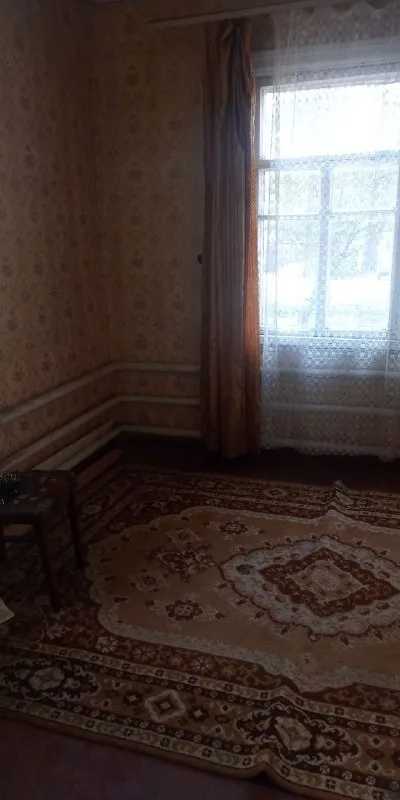 Продается газифицированный дом. Собственник, не агенство! Документы готовы 2 000 000 торг - г. Харцызск, - р-н треста  - земельный участок 5 соток (приватизирован) - s= 70 m2. Дом обложен кирпичом (кухня, прихожая, санузел, веранда, гостиная, зал, 2 спальни), высокие потолки, окна обычные, отопление - агв, газовая колонка, сливная яма, хозпостройки. Счетчики на свет и газ. В шаговой доступности автобусная остановка, 10 минут до автовокзала. Долгов нет, в доме никто не прописан. ☎тел. +7 (949) 412-43-77 виталий 📞 тел. +7 (949) 412-43-74 виктория - фотография - 4