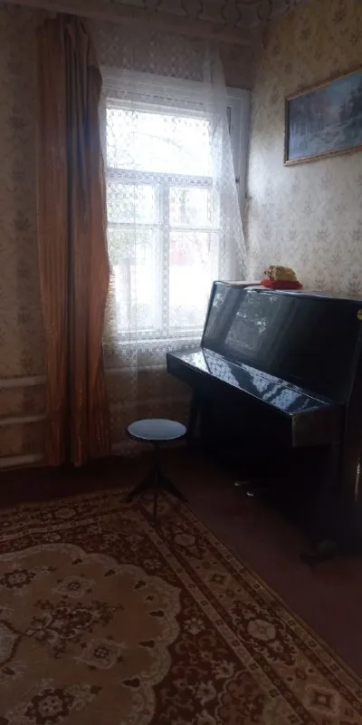 Продается газифицированный дом. Собственник, не агенство! Документы готовы 2 000 000 торг - г. Харцызск, - р-н треста  - земельный участок 5 соток (приватизирован) - s= 70 m2. Дом обложен кирпичом (кухня, прихожая, санузел, веранда, гостиная, зал, 2 спальни), высокие потолки, окна обычные, отопление - агв, газовая колонка, сливная яма, хозпостройки. Счетчики на свет и газ. В шаговой доступности автобусная остановка, 10 минут до автовокзала. Долгов нет, в доме никто не прописан. ☎тел. +7 (949) 412-43-77 виталий 📞 тел. +7 (949) 412-43-74 виктория - фотография - 5