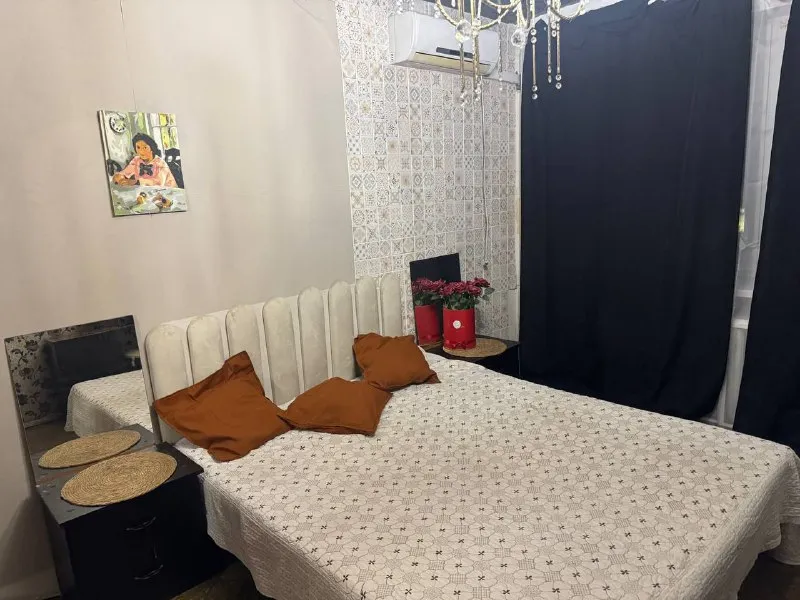 Посуточная аренда квартир 🌇донецк, будённовский район📌 ✅сдаются от собственника однокомнатные, двухкомнатные и трёхкомнатные квартиры👍 ✅чистое постельное белье; 💦вода круглосуточно 24/7 есть с накопителем и есть за счёт низкой этажности вода постоянно; ✅в квартирах имеется все необходимое для комфортного проживания: фен; смарт тv; микроволновая печь; wifi. Электрочайник; кондиционер. 💰 - фотография - 1