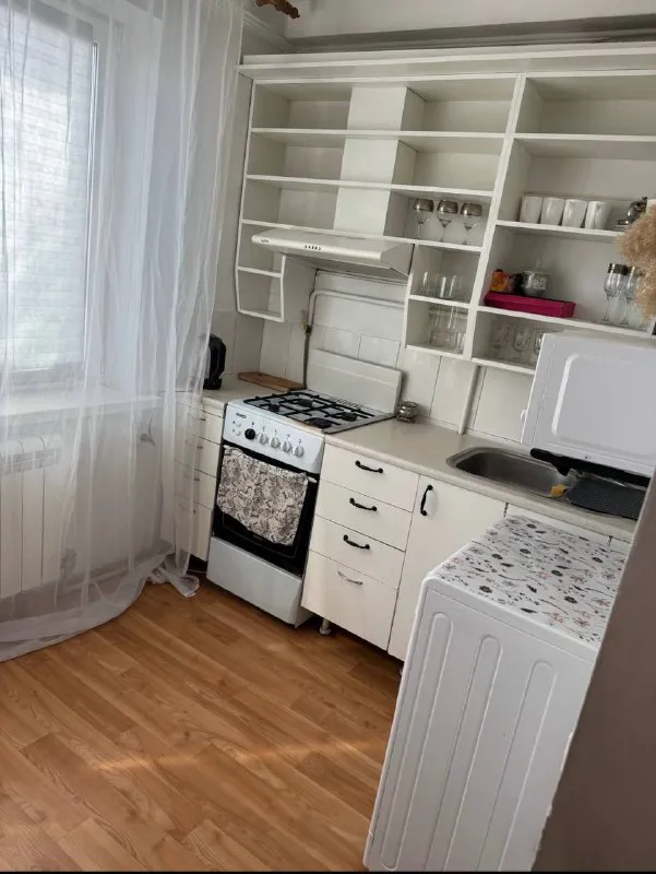 Посуточная аренда квартир 🌇донецк, будённовский район📌 ✅сдаются от собственника однокомнатные, двухкомнатные и трёхкомнатные квартиры👍 ✅чистое постельное белье; 💦вода круглосуточно 24/7 есть с накопителем и есть за счёт низкой этажности вода постоянно; ✅в квартирах имеется все необходимое для комфортного проживания: фен; смарт тv; микроволновая печь; wifi. Электрочайник; кондиционер. 💰 - фотография - 3