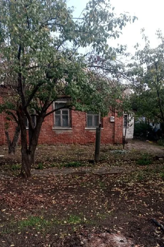 Продается газифицированный дом. Собственник, не агенство! Документы готовы 2 000 000 торг - г. Харцызск, - р-н треста  - земельный участок 5 соток (приватизирован) - s= 70 m2. Дом обложен кирпичом (кухня, прихожая, санузел, веранда, гостиная, зал, 2 спальни), высокие потолки, окна обычные, отопление - агв, газовая колонка, сливная яма, хозпостройки. Счетчики на свет и газ. В шаговой доступности автобусная остановка, 10 минут до автовокзала. Долгов нет, в доме никто не прописан. ☎тел. +7 (949) 412-43-77 виталий 📞 тел. +7 (949) 412-43-74 виктория ▪️ недвижимость большого харцызска 👈 подписаться ▪️ разместить объявление ▪️ обсудить - фотография - 1