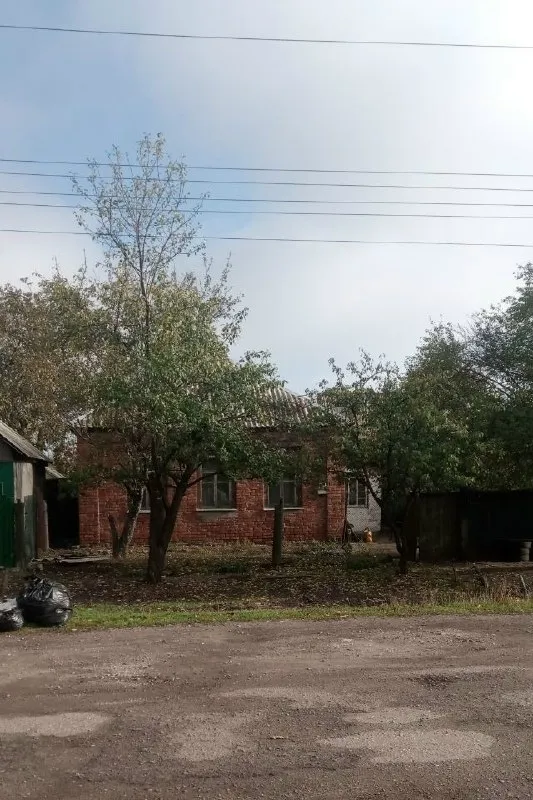 Продается газифицированный дом. Собственник, не агенство! Документы готовы 2 000 000 торг - г. Харцызск, - р-н треста  - земельный участок 5 соток (приватизирован) - s= 70 m2. Дом обложен кирпичом (кухня, прихожая, санузел, веранда, гостиная, зал, 2 спальни), высокие потолки, окна обычные, отопление - агв, газовая колонка, сливная яма, хозпостройки. Счетчики на свет и газ. В шаговой доступности автобусная остановка, 10 минут до автовокзала. Долгов нет, в доме никто не прописан. ☎тел. +7 (949) 412-43-77 виталий 📞 тел. +7 (949) 412-43-74 виктория ▪️ недвижимость большого харцызска 👈 подписаться ▪️ разместить объявление ▪️ обсудить - фотография - 2