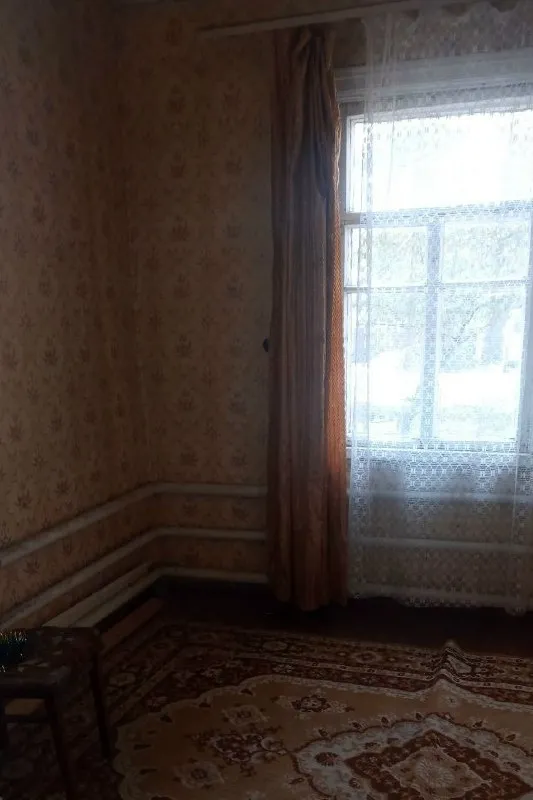 Продается газифицированный дом. Собственник, не агенство! Документы готовы 2 000 000 торг - г. Харцызск, - р-н треста  - земельный участок 5 соток (приватизирован) - s= 70 m2. Дом обложен кирпичом (кухня, прихожая, санузел, веранда, гостиная, зал, 2 спальни), высокие потолки, окна обычные, отопление - агв, газовая колонка, сливная яма, хозпостройки. Счетчики на свет и газ. В шаговой доступности автобусная остановка, 10 минут до автовокзала. Долгов нет, в доме никто не прописан. ☎тел. +7 (949) 412-43-77 виталий 📞 тел. +7 (949) 412-43-74 виктория ▪️ недвижимость большого харцызска 👈 подписаться ▪️ разместить объявление ▪️ обсудить - фотография - 4