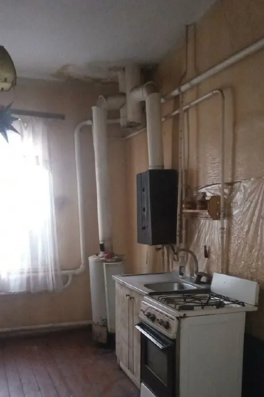 Продается газифицированный дом. Собственник, не агенство! Документы готовы 2 000 000 торг - г. Харцызск, - р-н треста  - земельный участок 5 соток (приватизирован) - s= 70 m2. Дом обложен кирпичом (кухня, прихожая, санузел, веранда, гостиная, зал, 2 спальни), высокие потолки, окна обычные, отопление - агв, газовая колонка, сливная яма, хозпостройки. Счетчики на свет и газ. В шаговой доступности автобусная остановка, 10 минут до автовокзала. Долгов нет, в доме никто не прописан. ☎тел. +7 (949) 412-43-77 виталий 📞 тел. +7 (949) 412-43-74 виктория ▪️ недвижимость большого харцызска 👈 подписаться ▪️ разместить объявление ▪️ обсудить - фотография - 5