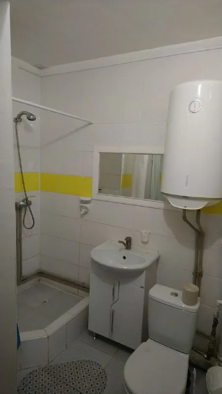 Харцызск сдаётся посуточно ☀️ 2 комнатная квартира☀️ самый верх черемушек☀️ есть все необходимое☀️ вода постоянно☀️ цена договорная☀️ ждем вас☀️ +79493998744 ( ватсап, телеграм) - фотография - 3