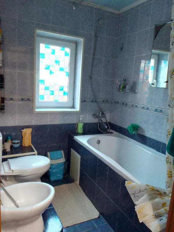 Харцызск. Собственник. Продаётся дом 90 м. Кв. На тресте ул. Артёма с мебелью и техникой. Во всех комнатах тёплый пол, кондиционеры. Своя скважина на воду. Во дворе большой навес, плитка, летний душ туалет. На территории дома свой действующий магазин, продаётся вместе с домом. Документы готовы. 10 млн. 200 тыс руб. +79494373533 - фотография - 10