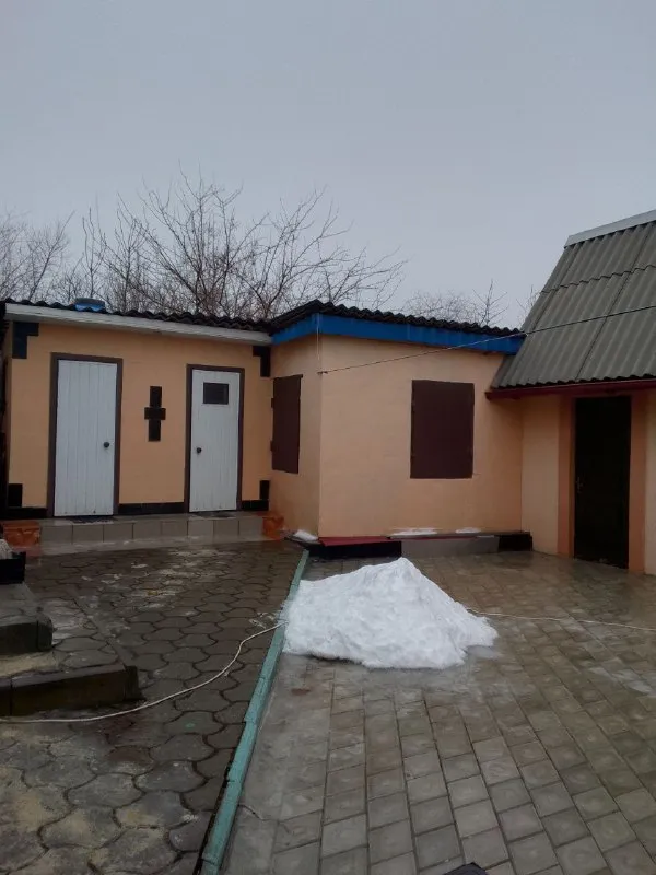 Харцызск. Собственник. Продаётся дом 90 м. Кв. На тресте ул. Артёма с мебелью и техникой. Во всех комнатах тёплый пол, кондиционеры. Своя скважина на воду. Во дворе большой навес, плитка, летний душ туалет. На территории дома свой действующий магазин, продаётся вместе с домом. Документы готовы. 10 млн. 200 тыс руб. +79494373533 - фотография - 3