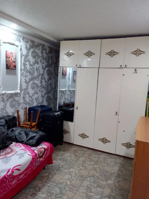 Харцызск. Собственник. Продаётся дом 90 м. Кв. На тресте ул. Артёма с мебелью и техникой. Во всех комнатах тёплый пол, кондиционеры. Своя скважина на воду. Во дворе большой навес, плитка, летний душ туалет. На территории дома свой действующий магазин, продаётся вместе с домом. Документы готовы. 10 млн. 200 тыс руб. +79494373533 - фотография - 5