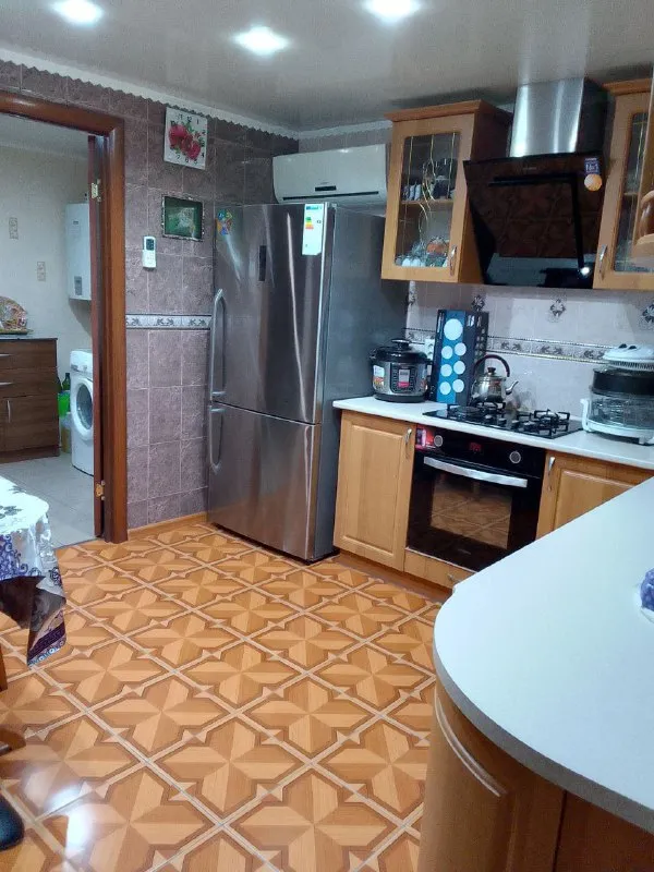 Харцызск. Собственник. Продаётся дом 90 м. Кв. На тресте ул. Артёма с мебелью и техникой. Во всех комнатах тёплый пол, кондиционеры. Своя скважина на воду. Во дворе большой навес, плитка, летний душ туалет. На территории дома свой действующий магазин, продаётся вместе с домом. Документы готовы. 10 млн. 200 тыс руб. +79494373533 - фотография - 7