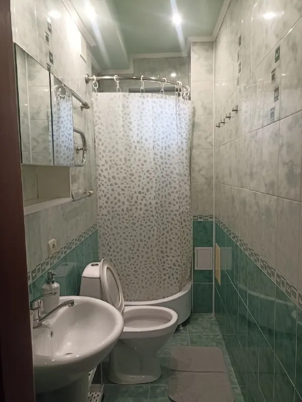 Квартиры посуточно, сдам 2-х комнатную квартиру 📍харцызск, центр. Уютная квартира после ремонта! В квартире есть все для комфортного проживания: - вода круглосуточно❗️❗️❗️ - холодильник, стиральная машинка, микроволновка - смарт тв, wi-fi - полотенца, постельное бельё, тапки, посуда. - двухспальная кровать - два раскладывающихся дивана - утюг, фен, сушка для белья, гладилка - кондиционер ✅ курение в квартире категорически запрещено❗️❗️❗️ ✅ квартира не сдаётся для проведения вечеринок и других шумных мероприятий. ✅ есть залоговая сумма(возвращается после уборки) ✔️отчетные налоговые документы для организаций ❗️ ❗️заезд после 14.00 в любое время ❗️выезд в 12.00. Есть залоговая сумма, возвращается после уборки тел. , телеграм: 📞+7(949) 561-40-65❗️ vk. Com/kv. Posut. Harcyz - фотография - 8