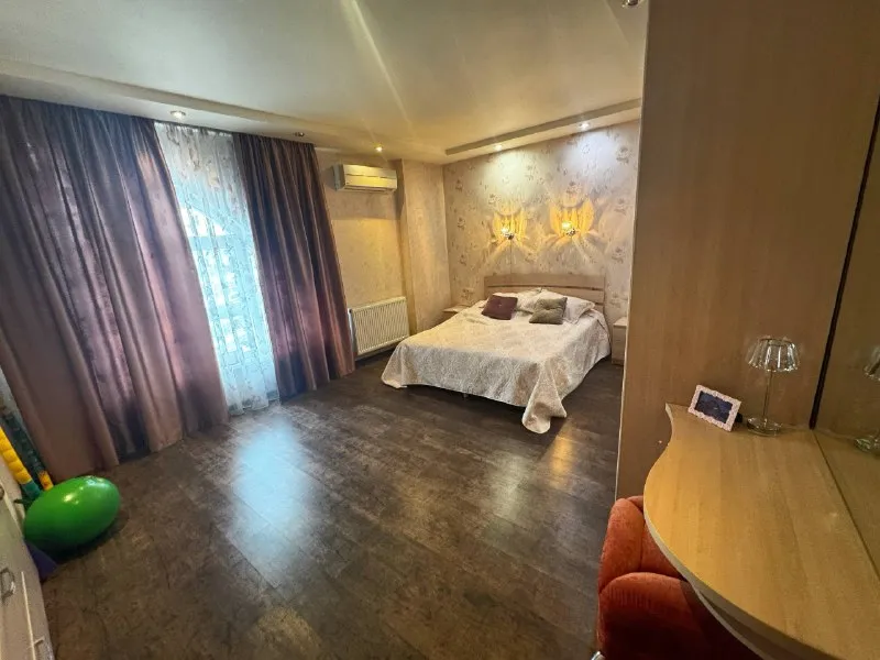 ☎️+79495131300 ☎️+79495059339 стройте свое пространство с агентством недвижимости город. Вы мечтаете - мы реализовываем💫 продажа 3х ком. Кв. Жк «европейский». Центр города, шахтерская площадь. 📪киевский р-н, ул. Артема 169ш площадь: 115 кв. М. Пространство - главная роскошь 21 века. Этаж : 15/17 дом: современный жилой комплекс с благоустроенной территорией. Идеальное состояние: объект не сдавался в аренду, никто не проживал! Минимализм в деталях – создают атмосферу уюта и спокойствия. Продуманная планировка: функциональное зонирование пространства, обеспечивающее комфортное проживание для каждого члена семьи. Отделка: высококачественные материалы отделки выдержан единый сдержанный стиль во всем интерьере. В новом пространстве - вы действительно почувствуете себя по новому! 📌мебель и техника остается не упустите свой шанс! Стартовая стоимость данного объекта 15.950.000💸 данный новострой расположен в начале киевского района, первый район города в котором проходит программа ренновации! Ориентиры: северный, ветка, шахтерская площадь. Донецк сити, спортивные центры, развивающие детские центры - все необходимое для современной жизни. ☎️ +79495131300 ☎️+79495059339 - фотография - 2