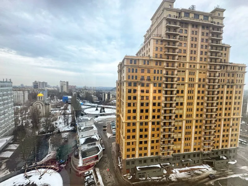 ☎️+79495131300 ☎️+79495059339 стройте свое пространство с агентством недвижимости город. Вы мечтаете - мы реализовываем💫 продажа 3х ком. Кв. Жк «европейский». Центр города, шахтерская площадь. 📪киевский р-н, ул. Артема 169ш площадь: 115 кв. М. Пространство - главная роскошь 21 века. Этаж : 15/17 дом: современный жилой комплекс с благоустроенной территорией. Идеальное состояние: объект не сдавался в аренду, никто не проживал! Минимализм в деталях – создают атмосферу уюта и спокойствия. Продуманная планировка: функциональное зонирование пространства, обеспечивающее комфортное проживание для каждого члена семьи. Отделка: высококачественные материалы отделки выдержан единый сдержанный стиль во всем интерьере. В новом пространстве - вы действительно почувствуете себя по новому! 📌мебель и техника остается не упустите свой шанс! Стартовая стоимость данного объекта 15.950.000💸 данный новострой расположен в начале киевского района, первый район города в котором проходит программа ренновации! Ориентиры: северный, ветка, шахтерская площадь. Донецк сити, спортивные центры, развивающие детские центры - все необходимое для современной жизни. ☎️ +79495131300 ☎️+79495059339 - фотография - 3