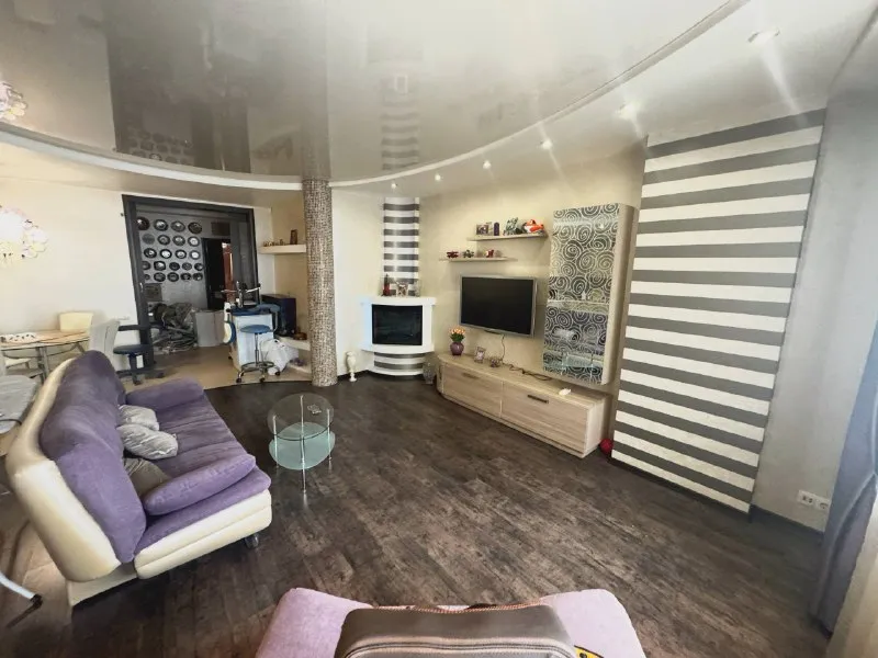 ☎️+79495131300 ☎️+79495059339 стройте свое пространство с агентством недвижимости город. Вы мечтаете - мы реализовываем💫 продажа 3х ком. Кв. Жк «европейский». Центр города, шахтерская площадь. 📪киевский р-н, ул. Артема 169ш площадь: 115 кв. М. Пространство - главная роскошь 21 века. Этаж : 15/17 дом: современный жилой комплекс с благоустроенной территорией. Идеальное состояние: объект не сдавался в аренду, никто не проживал! Минимализм в деталях – создают атмосферу уюта и спокойствия. Продуманная планировка: функциональное зонирование пространства, обеспечивающее комфортное проживание для каждого члена семьи. Отделка: высококачественные материалы отделки выдержан единый сдержанный стиль во всем интерьере. В новом пространстве - вы действительно почувствуете себя по новому! 📌мебель и техника остается не упустите свой шанс! Стартовая стоимость данного объекта 15.950.000💸 данный новострой расположен в начале киевского района, первый район города в котором проходит программа ренновации! Ориентиры: северный, ветка, шахтерская площадь. Донецк сити, спортивные центры, развивающие детские центры - все необходимое для современной жизни. ☎️ +79495131300 ☎️+79495059339 - фотография - 4